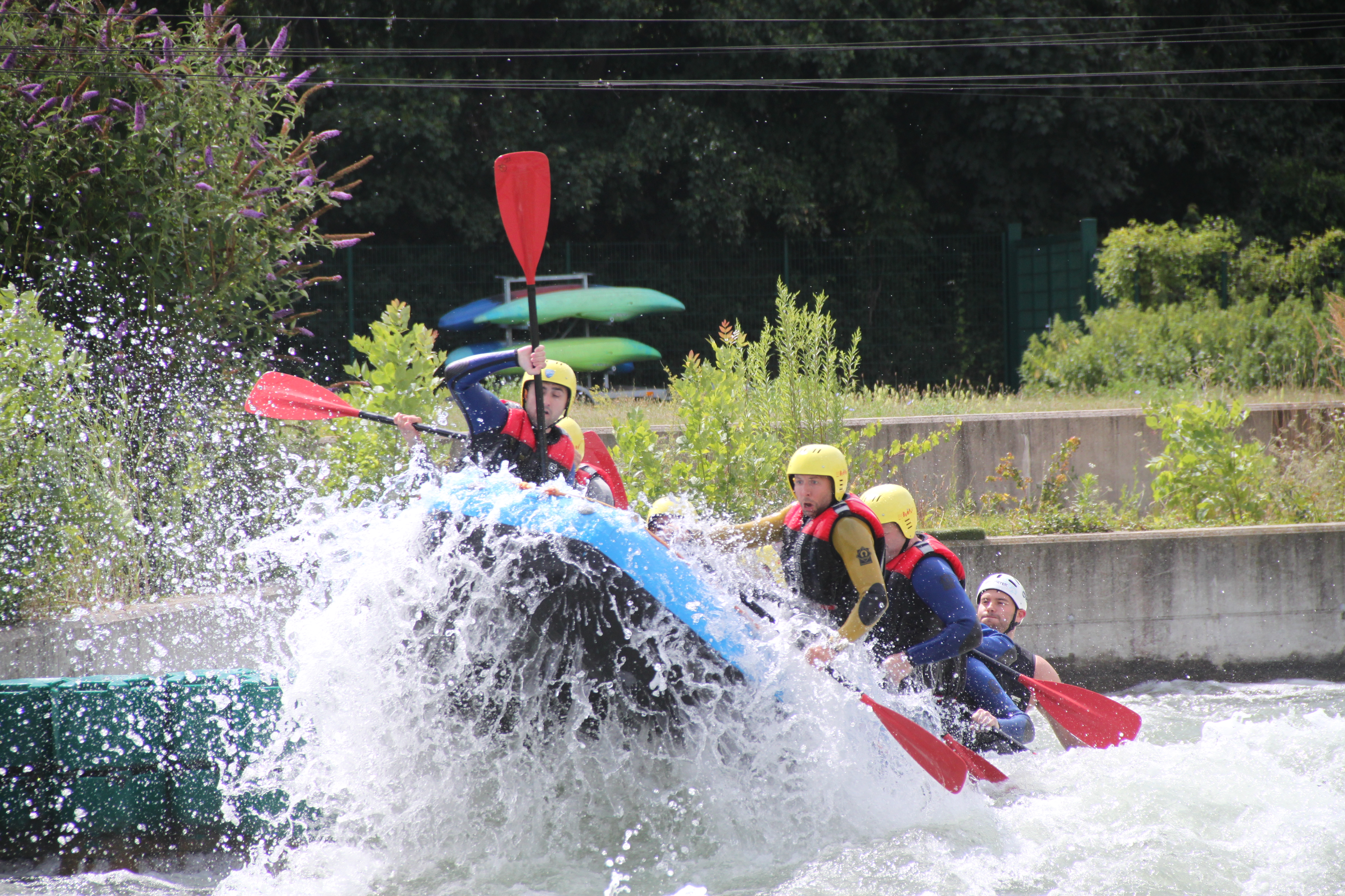 Ein Floß rammt ein Hindernis im Wildwasser