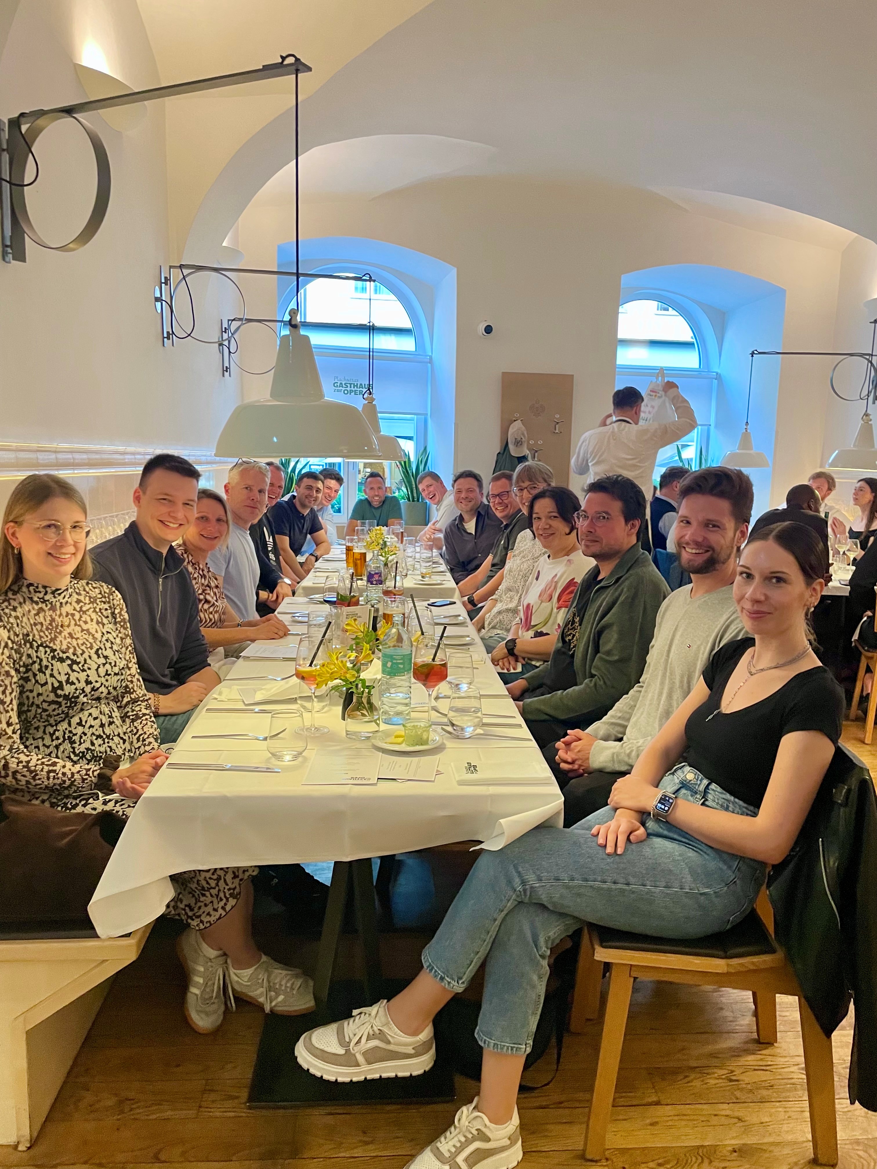 Das Complion Team beim Essen im Gasthaus