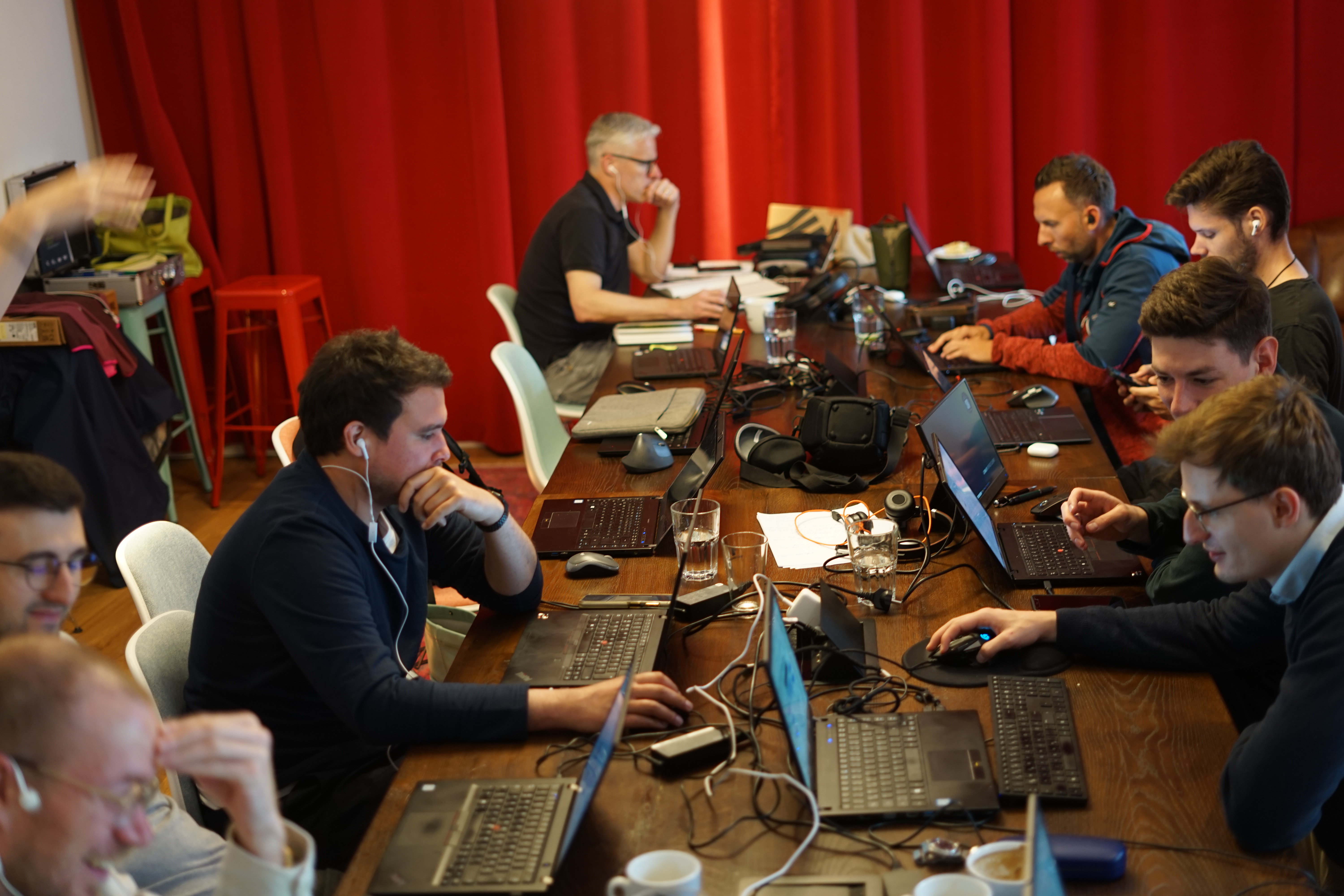 Arbeit im Coworking Space am großen Konferenztisch